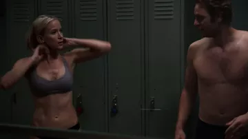 Lululemon Free to Be Bra usado por la Dra. Hannah Asher (Jessy Schram) como se ve en Chicago Med (S08E07)