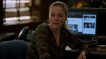 Chemise de camouflage Bella Dahl portée par Hailey Upton (Tracy Spiridakos) vue dans Chicago P.D. (S10E06)