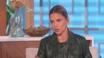 DKNY Veste courte en similicuir portée par Natalie Morales comme vu dans The Talk le 9 novembre 2022