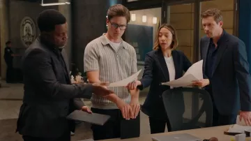 Reiss Code Stripe Regular Fit Quarter Zip Polo Shirt usado por Jesse Mills (Justin Kelly) como se ve en Hudson & Rex (S05E07)