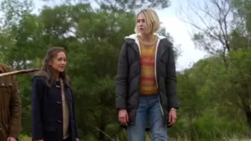 Roxy Storm Waning Water Resistant Longline Hooded Puffer Jacket usada por Izzy Harris (Zyra Gorecki) como se ve en La Brea (S02E01)