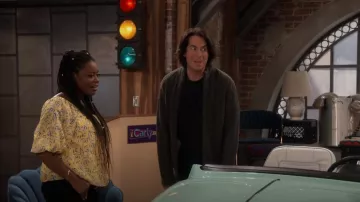 Alice + Olivia Alta Blusa usada por Maeve (Lyric Lewis) como se ve en iCarly (S01E11)