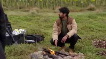 Chaqueta Patagonia Bivy usada por Scott Israni (Rohan Mirchandaney) vista en La Brea (S02E01)