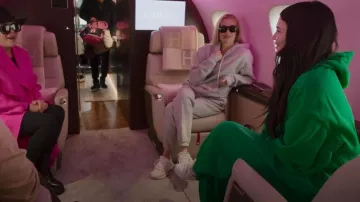 Le pantalon Attico Carter porté par Kylie Jenner vu dans The Kardashians (S02E08)