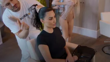 Camiseta Skims Cotton Jersey usada por Kim Kardashian como se ve en The Kardashians (S02E08)