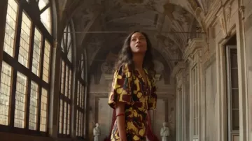 Rohe Robe imprimée jaune portée par Amy Wheeler (Zoe Saldana) comme on le voit dans la série télévisée From Scratch (saison 1)