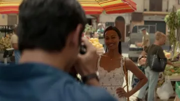 LoveShackRobe d’été Antonella de fantaisie portée par Amy Wheeler (Zoe Saldana) comme on le voit dans la série télévisée From Scratch (saison 1)