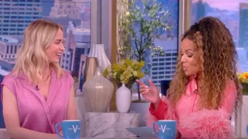 Lapointe Feather-trim Vestido de camisa abotonada usado por Sunny Hostin como se ve en The View el 10 de noviembre de 2022