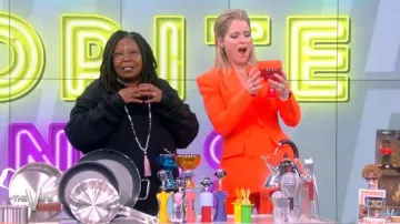 Alex Perry Reed Neon Stretch-crepe Slim-leg Pantalones usados por Sara Haines como se ve en The View el 10 de noviembre de 2022