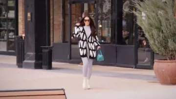 Prada Triangle Tote Bag usado por Lisa Barlow como se ve en The Real Housewives of Salt Lake City (S03E07)