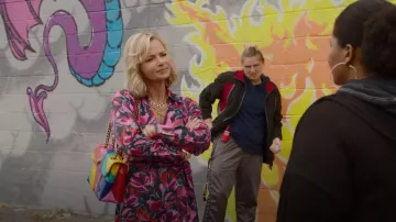 Kurt Geiger London Kensington Leather Multi Color Crossbody usado por Barb Flatch (Jaime King) como se ve en Welcome to Flatch (S02E06)