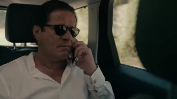 Lunettes de soleil Persol portées par le cardinal Duretti (Joaquim de Almeida) dans les tenues de la série télévisée Warrior Nun (saison 2 épisode 5)