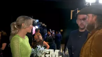 Autoportrait La robe midi ornée de cristaux GG portée par Lara Spencer vue dans Good Morning America le 10 novembre 2022