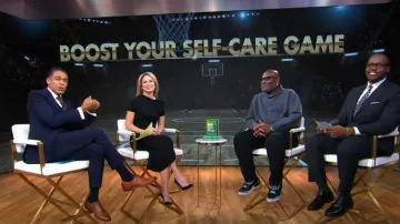 Robe fourreau drapée Zara portée par Amy Robach vue dans Good Morning America le 10 novembre 2022