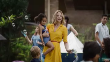 La robe jaune à fleurs tropicales & Other Stories de Natalie (Lili Reinhart) dans le film Une vie ou l'autre