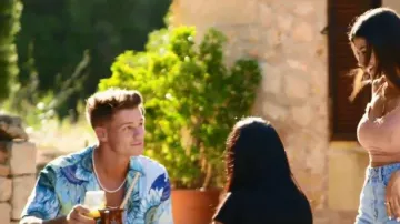 Camisa estampada floral Bershka usada por Callum Hole vista en Love Island Australia (S04E04)