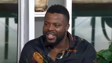 John Varvatos Rodney Camisa floral abotonada usada por Winston Duke como se ve en Today with Hoda & Jenna el 11 de noviembre de 2022