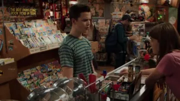 Volcom Squadron Green & Blue Moore Stripe Tee porté par Sheldon Cooper (Iain Armitage) comme on le voit dans Young Sheldon (S06E07)