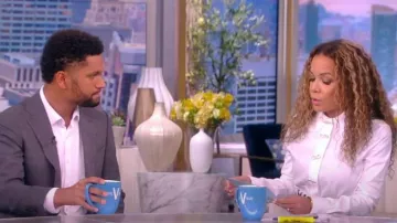 Camisa abotonada de algodón Mach & Mach Crystal Bow usada por Sunny Hostin como se ve en The View el 11 de noviembre de 2022