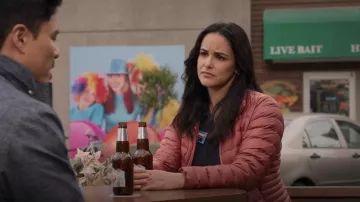 Suéter Patagonia Down Sudadera con capucha usada por Eliza (Melissa Fumero) como se ve en Blockbuster (S01E01)