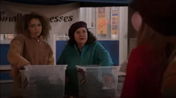Ropa azul cielo Abrigo Noelle usado por Connie (Olga Merediz) como se ve en Blockbuster (S01E01)