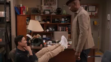 Adidas Stan Smith Baskets portées par Timmy (Randall Park) comme on le voit dans Blockbuster (S01E03)