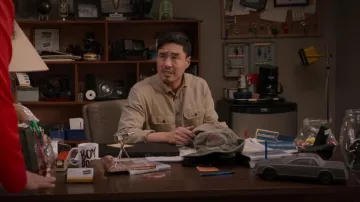 Chemise à manches longues Carhartt Relax Fit Halfweight Chambray portée par Timmy (Randall Park) comme on le voit dans Blockbuster (S01E03)