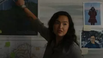 Bella Dahl Shirt­tail But­ton-Up Shirt worn by Rosalind 'Roz' Friendly (Grace Dove) as seen in Alaska Daily (S01E02)