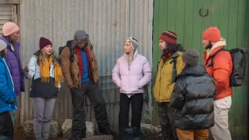 Chaqueta acolchada reservada usada por Avori Henderson como se ve en The Mole (S01E06)