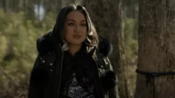 Moose Knuckles Debbie Bomber Down Jacket usada por Cindy Burman (Meg DeLacy) como se ve en Stargirl de DC (S03E10)