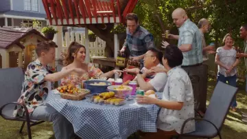 Para Love & Lemons Peony Cropped Blusa usada por Cheyenne (Nichole Bloom) como se ve en Superstore (S06E15)