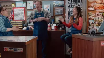Ugg Mini Fluff Boots usadas por Cheyenne (Nichole Bloom) como se ve en Superstore (S06E15)