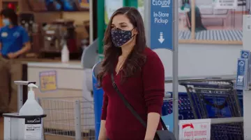 C By Bloomingdales Cashmere V Neck Sweater usado por Amy (America Ferrera) como se ve en Superstore (S06E15)