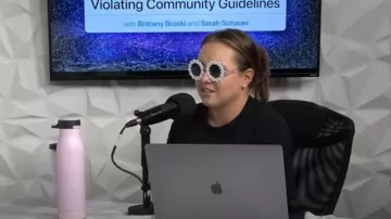 Lunettes de soleil Walmart Daisy Floral Lunettes Rond porté par Sarah Schauer comme on le voit dans Violating Community Guidelines Saison 1 Episode 12
