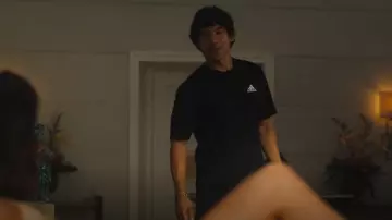 Adidas Originals Es­sen­tials T-Shirt in Black with Small Logo worn by Ethan Spiller (Will Sharpe) as seen in The White Lotus (S02E03)