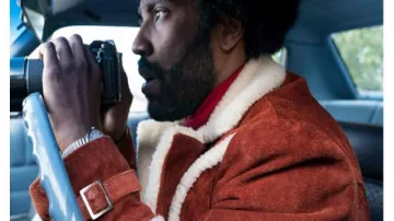 Veste de bombardier en daim aviateur en marron portée par Ron Stallworth (John David Washington) dans la garde-robe du film BlacKkKlansman