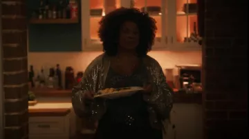 Encogimiento de hombros de erizo de mar usado por Viola 'Vi' Marsette (Lorraine Toussaint) como se ve en The Equalizer (S03E05)