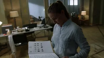 Camisa Rails Ingrid en Light Acid Wash usada por Hailey Upton (Tracy Spiridakos) como se ve en Chicago P.D. (S10E07)