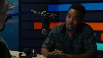 Camisa de algodón y pana estampada con cuello de campamento Sacai usada por Devin Roundtree (Caleb Castille) como se ve en NCIS: Los Ángeles (S14E06)