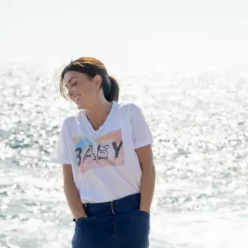 Le t-shirt Baby porté par Jenifer dans Un weekend avec Jenifer