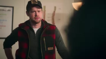 Goorin Bros. Baseball Snapback Black Beauty porté par Jake Russell (Chord Overstreet) comme on le voit dans Falling for Christmas