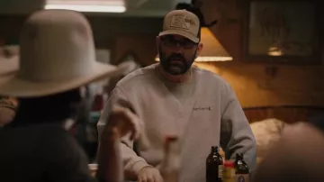 Sweat-shirt Carhartt Logo en gris bruyère porté par Jack vu à Yellowstone (S05E01)