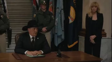 Alice + Olivia Dylan Pantalon porté par Beth Dutton (Kelly Reilly) vu à Yellowstone (S05E02)