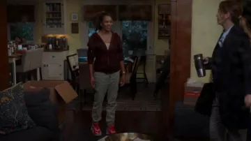 Puma Wmns RS-X Toys Bright Peach usado por la Dra. Maggie Pierce (Kelly McCreary) como se ve en Grey's Anatomy (S19E06)