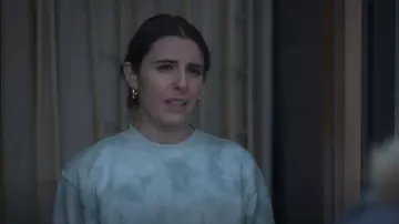 Aritzia Tna Cozy Fleece Sweatshirt porté par Leslie Bell (Marianne Rendón) comme on le voit dans In the Dark (S03E06)