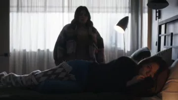 Zara Plaid Shacket usado por Jessica 'Jess' Damon (Brooke Markham) como se ve en In the Dark (S03E07)