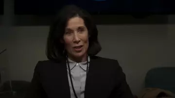 Chemise ajustée en soie gris théorie portée par Kate Simmons (Julie Khaner) comme on le voit dans In the Dark (S03E07)