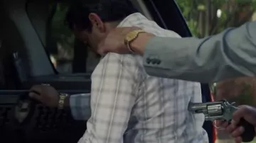 Montre Piaget Polo Gold portée par Dwight 'The General' Manfredi (Sylvester Stallone) dans la série télévisée Tulsa King (saison 1 épisode 1)