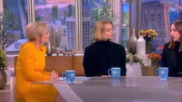 Minivestido de punto de manga larga con textura de Givenchy usado por Sara Haines como se ve en The View el 14 de noviembre de 2022