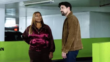 Veste zippée avec logo brodé Saint Laurent portée par Robyn McCall (Queen Latifah) comme on le voit dans la garde-robe de la série télévisée The Equalizer (saison 3 épisode 5)